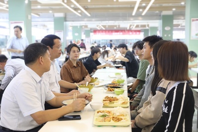 校领导深入学生餐厅开展食品安全检查与陪餐活动